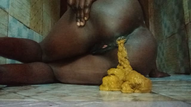 PrettyEbonies – Side pooping and smearing