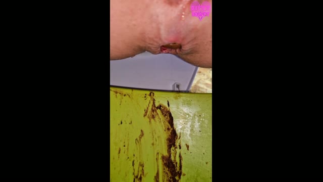 Kitty Skatt – 3 constipated festival logs